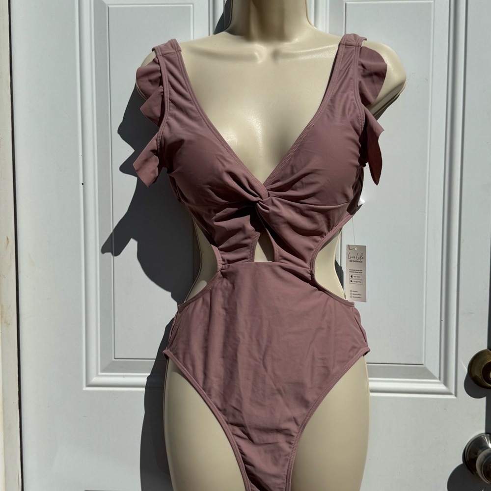 Cupshe Twisted Cutout Ruffled One Piece Swimsuit Size Medium